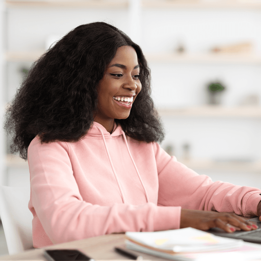 lachende vrouw achter laptop