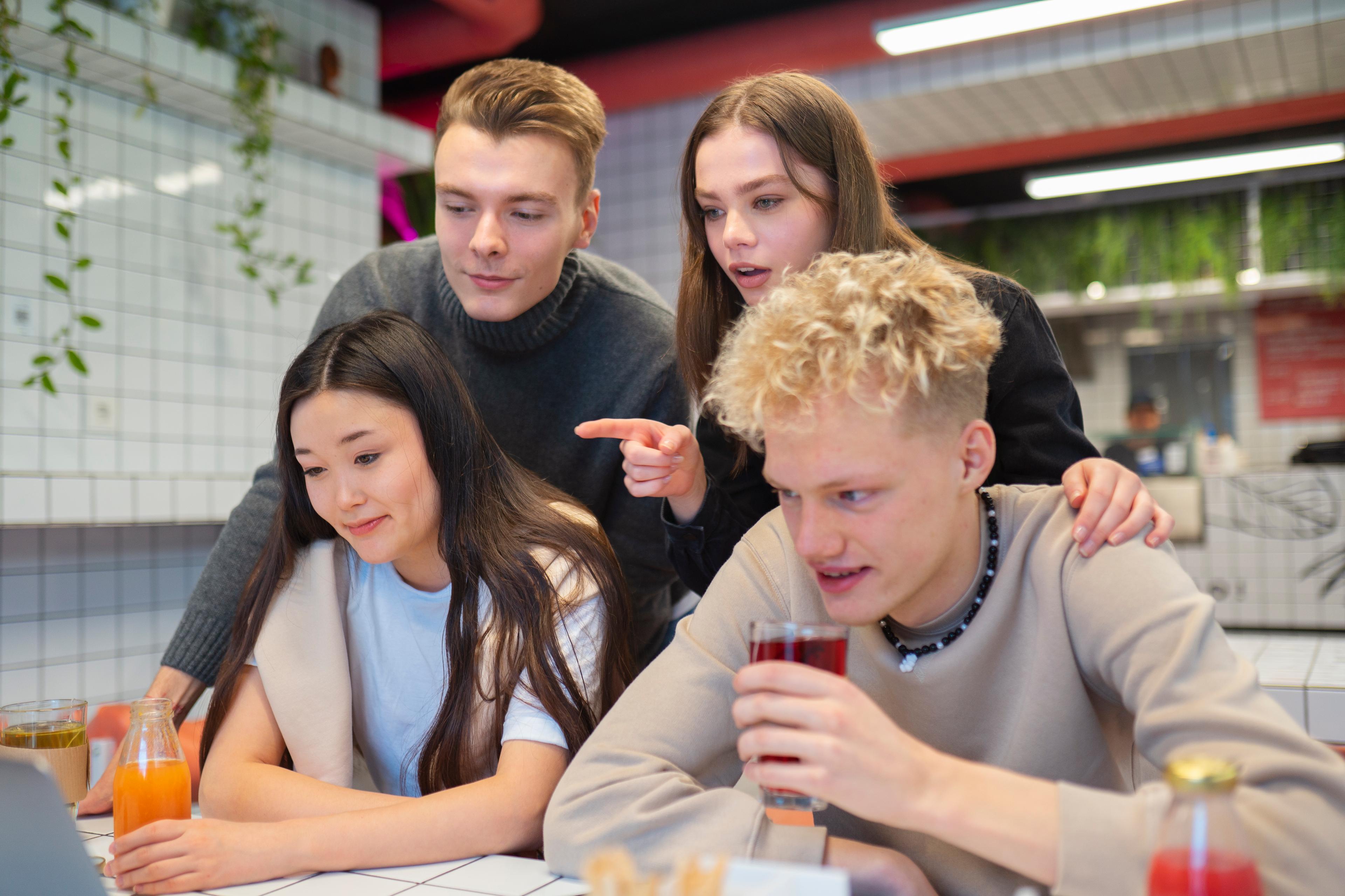 Gen-z achter laptop